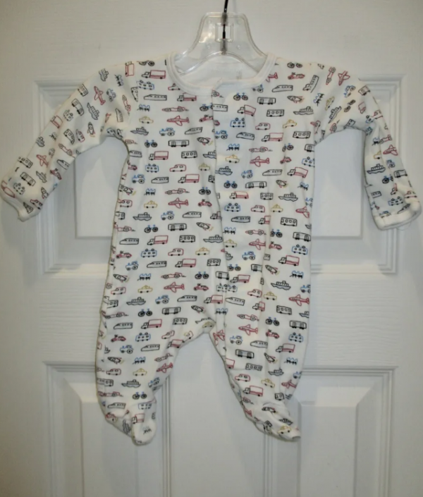 Baju bayi dengan gambar transportasi seperti mobil dan pesawat